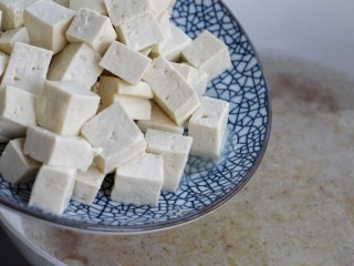 8、鲜虾小白菜豆腐汤,然后放入豆腐煮约3分钟