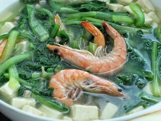 11、鲜虾小白菜豆腐汤,拌匀后关火即可