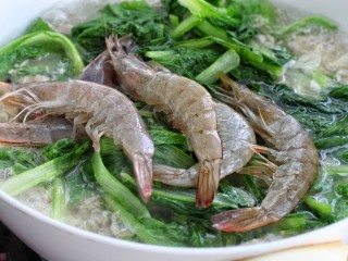 9、鲜虾小白菜豆腐汤,再放入小白菜和鲜虾