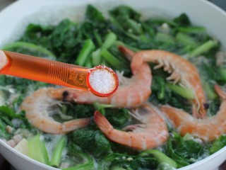 10、鲜虾小白菜豆腐汤,煮至鲜虾变色按照个人口味调入盐