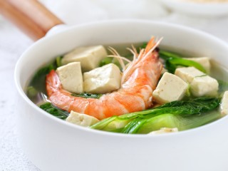 12、鲜虾小白菜豆腐汤,一道营养丰富、味道鲜美的小白菜豆腐汤就做好了!