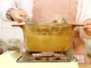 2、羊排手抓饭,冷水入锅，焯水