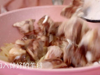 5、羊排手抓饭,再倒入焯好水的羊排