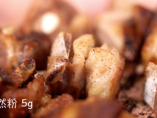 8、羊排手抓饭,撒上孜然粉后翻炒均匀