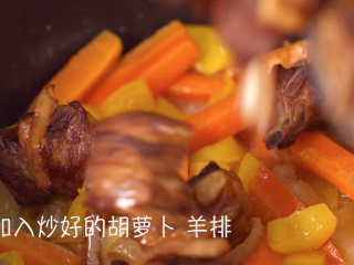 11、羊排手抓饭,电饭煲中开始焖饭，倒入炒好的羊排、彩椒和胡萝卜