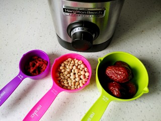 1、红枣枸杞豆浆,准备食材