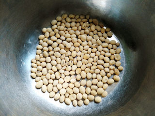 2、红枣枸杞豆浆,黄豆放入盆中，用水浸泡一晚