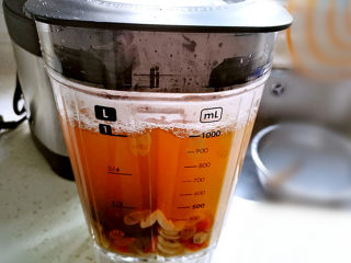 10、红枣枸杞豆浆,盖上杯盖