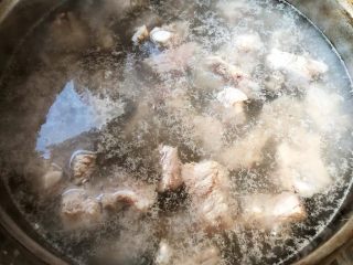 2、排骨炖萝卜,锅中烧开水放入排骨焯水去除油脂和杂质