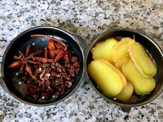 4、排骨炖萝卜,准备姜片、花椒和八角放入调味盒中