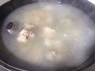 9、排骨炖萝卜,炖好的排骨汤浓肉嫩满屋飘香