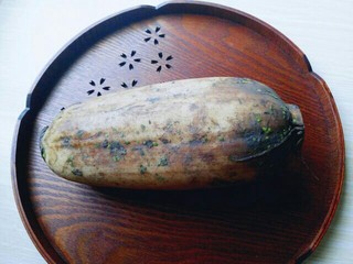 1、#甜味##简单的零食#糯米糖藕,莲藕，特别新鲜，我就喜欢买这种莲藕。