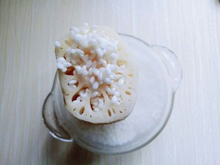 4、#甜味##简单的零食#糯米糖藕,把泡好的糯米，酿入莲藕洞孔中。