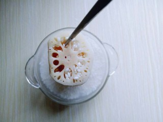 5、#甜味##简单的零食#糯米糖藕,可以借助一根筷子适当填满，填实。