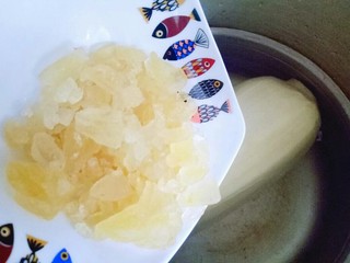 9、#甜味##简单的零食#糯米糖藕,高压锅里加入水，放入莲藕，没过莲藕为佳，加入冰糖，和红糖(红糖起到上色作用) 不在乎颜色的也可以不放，大火烧开，高压锅上汽后转小火35分钟。如果不用高压锅大约要1小时。