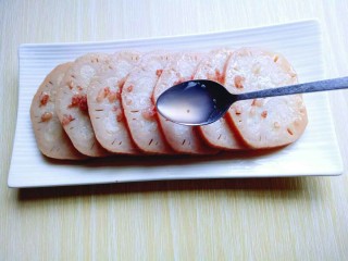 12、#甜味##简单的零食#糯米糖藕,装盘，撒上一些汤汁。