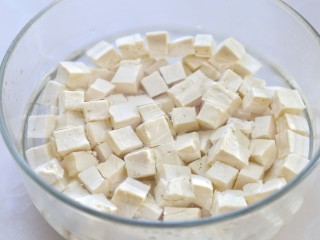 4、香椿拌豆腐,捞出放入冷水中防止粘连