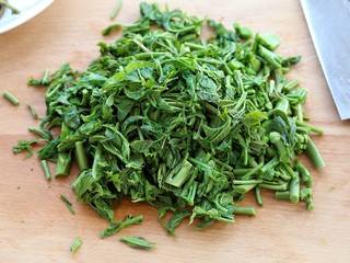 6、香椿拌豆腐,待香椿变绿后捞出过凉水，挤干水分切碎