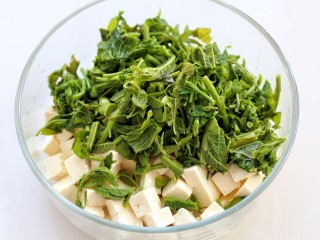 7、香椿拌豆腐,将豆腐沥干水分与香椿一起放入容器中