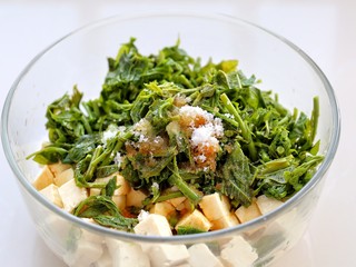 8、香椿拌豆腐,调入味极鲜、香醋、糖、盐和香油