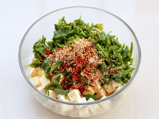 9、香椿拌豆腐,再把辣椒面和芝麻放到最上面