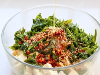 10、香椿拌豆腐,锅中倒适量食用油烧热后，浇倒在辣椒面和芝麻上榨出香味