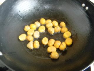 2、栗子鸡块,起油锅，多加些油，放入栗子仁炒到微微变色，盛出
