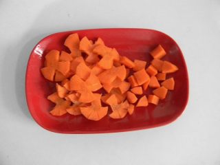 4、栗子鸡块,胡萝卜切成三瓣花状，或者切片也一样