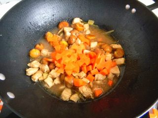 5、栗子鸡块,最后剩一点汤汁，放入胡萝卜