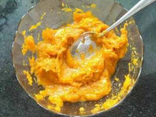 1、南瓜发糕,南瓜上锅蒸熟，放凉后用勺子压成泥。