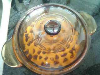 7、南瓜发糕, 用东西盖住大碗，等待发糕发酵到两倍大。天冷的话，可以把蒸锅里的水加热到不烫手的温度，然后关火，放进发糕发酵到两倍大。