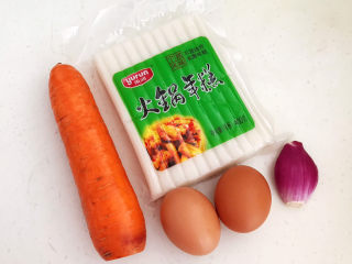1、鸡蛋炒年糕,准备食材：年糕，土鸡蛋，小圆葱，胡萝卜