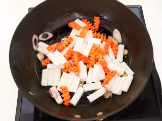 15、鸡蛋炒年糕,加入煮好的年糕，翻炒均匀