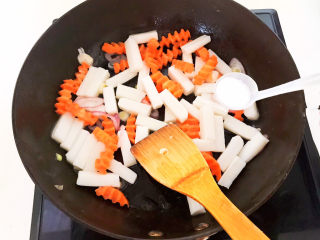 16、鸡蛋炒年糕,加入精盐调味