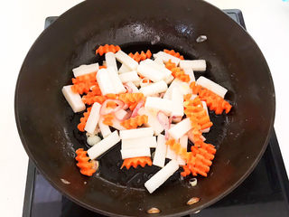 17、鸡蛋炒年糕,翻炒均匀即可