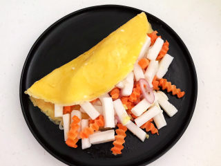 19、鸡蛋炒年糕,把鸡蛋饼盖在炒年糕上即可