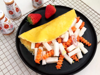 20、鸡蛋炒年糕,加入2棵草莓点缀一下就可以开吃了，鸡蛋炒年糕软糯鲜香，好吃又好看~