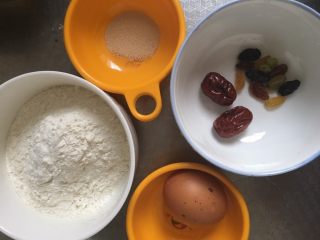 1、#宝宝辅食#彩色香甜红枣发糕,准备好所需食材