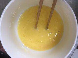 4、#宝宝辅食#彩色香甜红枣发糕,打散鸡蛋