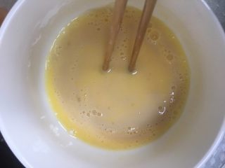 5、#宝宝辅食#彩色香甜红枣发糕,将刚刚的酵母水倒入蛋液中搅拌均匀，加入50ml剩下的水