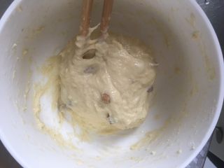 7、#宝宝辅食#彩色香甜红枣发糕,搅拌好的状态，不能太干了，也不要太软了