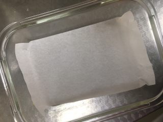 8、#宝宝辅食#彩色香甜红枣发糕,取一个耐高温的容器，底部铺入油纸，这是为了好脱模，大家也可以在容器里刷油