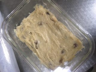 9、#宝宝辅食#彩色香甜红枣发糕,将搅拌好的面倒入容器中，整平正