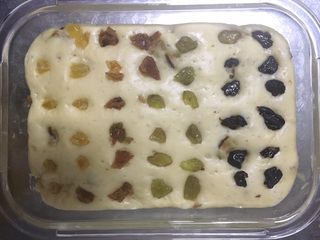 12、#宝宝辅食#彩色香甜红枣发糕,放入备好的葡萄干