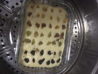 13、#宝宝辅食#彩色香甜红枣发糕,放入盛入冷水的锅中，中火蒸20分钟，关火焖5分钟，即可。