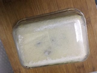 15、#宝宝辅食#彩色香甜红枣发糕,凉一会儿，倒扣脱模。