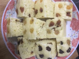 17、#宝宝辅食#彩色香甜红枣发糕,切块儿，随意切。