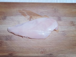 1、简单自制零食 无油版低脂劲爆鸡米花,首先将鸡胸肉洗干净！表面一层皮去掉！