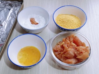 7、简单自制零食 无油版低脂劲爆鸡米花,分别装在不同的器具中！首先将腌制好的肌肉块放在淀粉器具中，均匀裹上淀粉！