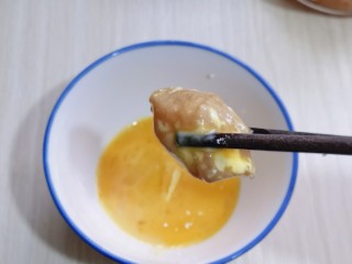 8、简单自制零食 无油版低脂劲爆鸡米花,再放入蛋液碗中，浸泡30秒！